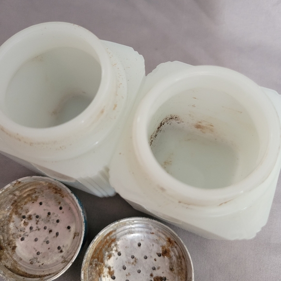 VTG Tipp City Milk Glass Salt & Pepper Shakers - Picture 10 of 10